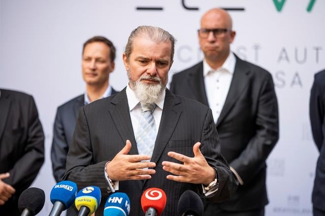 Rezort vnutra pripravuje projekt s tkacovou firmou ktoru zastupuje aj fico junior
