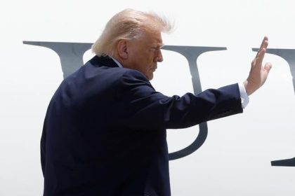 Trump naliehal na buduceho sefa tajnych sluzieb aby prepustal zamestnancov