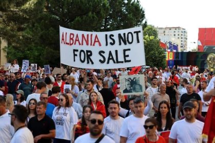 V Albansku protestovali proti dalsiemu luxusnemu stavebnemu projektu