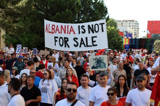 V Albansku protestovali proti dalsiemu luxusnemu stavebnemu projektu