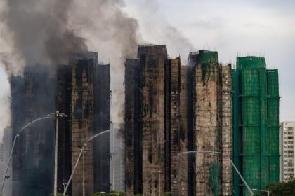 V suvislosti s novembrovym poziarom v hongkongu obvinili sedem osob a dve spolocnosti