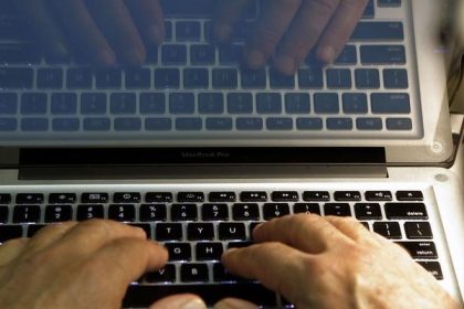 Varuju pred phishingovou kampanou ktora je primarne zamerana na sukromne firmy a statne institucie