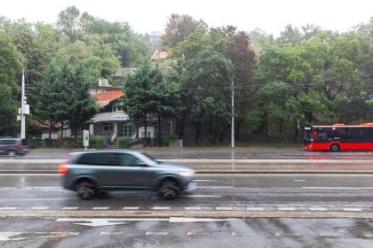 do stvrtkoveho poludnia spadlo v priebehu 24 hodin ojedinele aj vyse 50 milimetrov zrazok