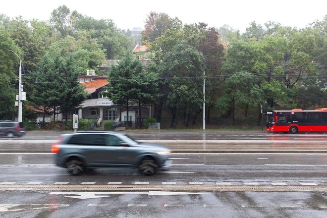 do stvrtkoveho poludnia spadlo v priebehu 24 hodin ojedinele aj vyse 50 milimetrov zrazok