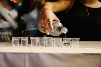 v rusku sa od januara zvysila spotrebna dan z alkoholu vodka sa vyrazne zdrazela