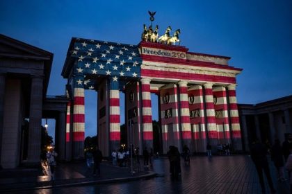 Berlin si pripomenul vyrocie nezavislosti USA vo farbach americkej vlajky