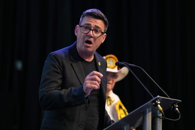 Britski labouristi zacali volit noveho predsedu strany favoritom je Burnham