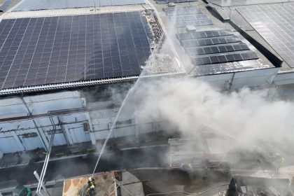 Hasici zasahovali pri poziari skladovej haly v lokalite Glejovka v Pezinku