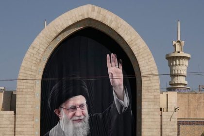 Iran pochovava zabiteho vodcu Procesie potrvaju sest dni