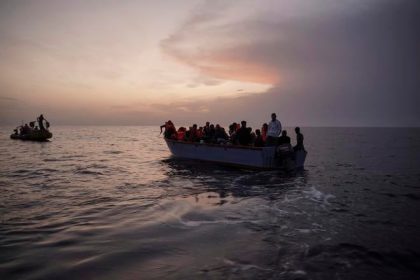 K pobreziu Velkaj Britanie dorazila lod s 128 migrantmi