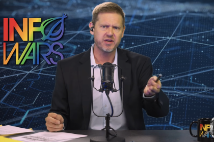 Konspiracne Infowars sa premenili na parodiu Satira ma pomoct rodinam na ktore utocil znamy web