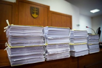 Muz obvineny z ovplyvnovania svedkyne sa priznal vzali ho do vazby
