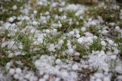 Na Zahori sa blizi supercela meteorologovia varuju pred krupami