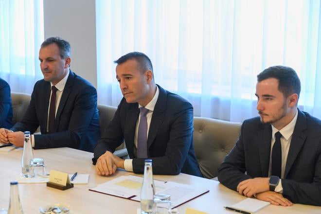 PS vyzyva Druckera aby sa vysporiadal s konfliktom zaujmov v ktorom sa nachadza tajomnik Zsembera