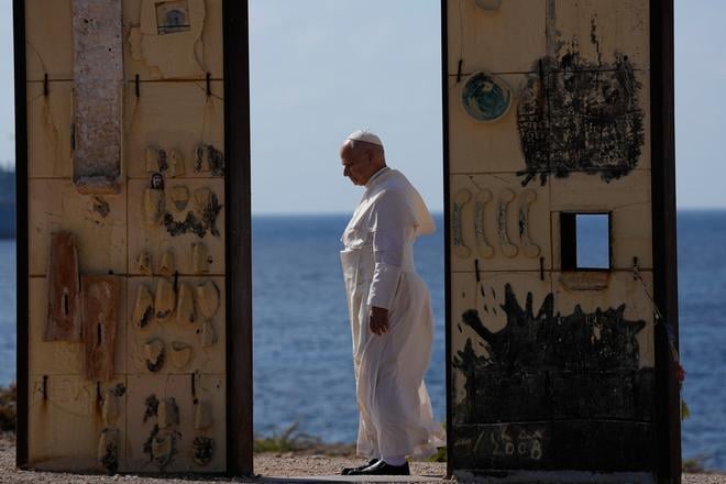 Papez Lev XIV si na ostrove Lampedusa uctil pamiatku obeti medzi migrantmi