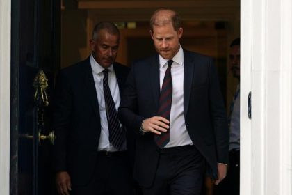Princ Harry prehral sudny spor s vydavatelstvom novin Daily Mail