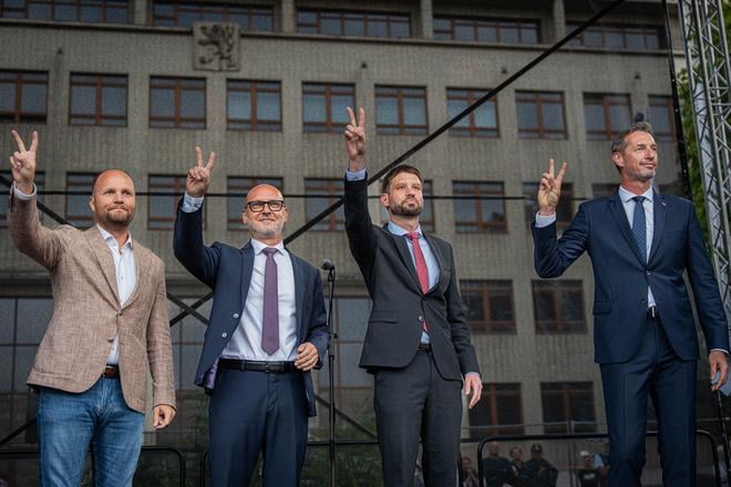 Ranny brifing V opozicii sa rysuje dohoda o spajani Smeru skodi aj rodinkarstvo