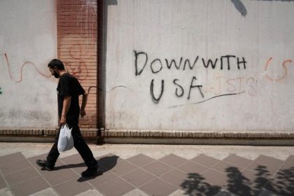 Rozhovory medzi USA a Iranom pokracuju napriek obnovenym bojom tvrdi Pakistan