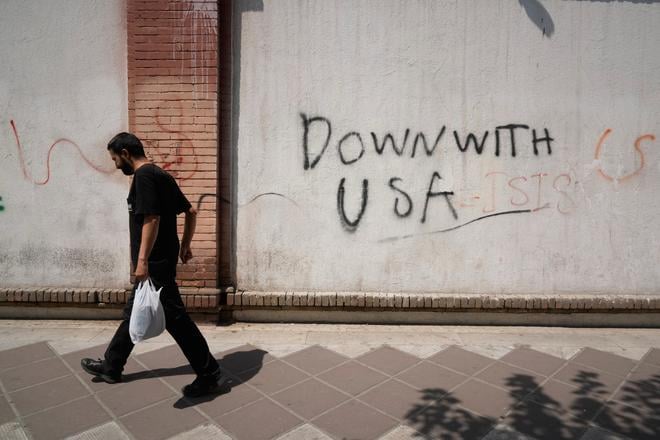 Rozhovory medzi USA a Iranom pokracuju napriek obnovenym bojom tvrdi Pakistan