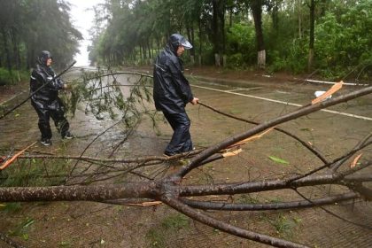 Silne dazde na severe Ciny si vyziadali pat obeti juh a Vietnam zasiahla tropicka burka