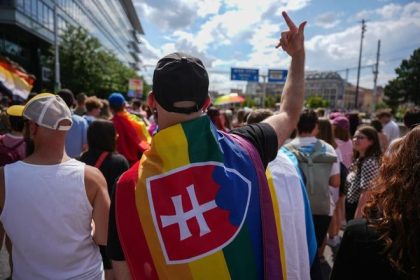 Stojim tu napriek strachu bratislavsky pride je predovsetkym protest znelo z podia