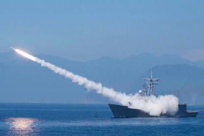 Taiwanska pobrena str sleduje inske lode pri brehoch ostrova