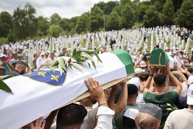 Tisice ludi si pripominaju 31 vyrocie genocidy v Srebrenici