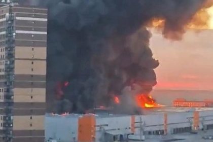 Ukrajina Rusko Online Petrohradom sa opat valil husty dym ukrajinske drony zasiahli dalsi sklad Wildberries