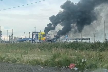 Ukrajina zasiahla najvacsiu sibirska rafineriu Drony preleteli rekordnych tritisic kilometrov