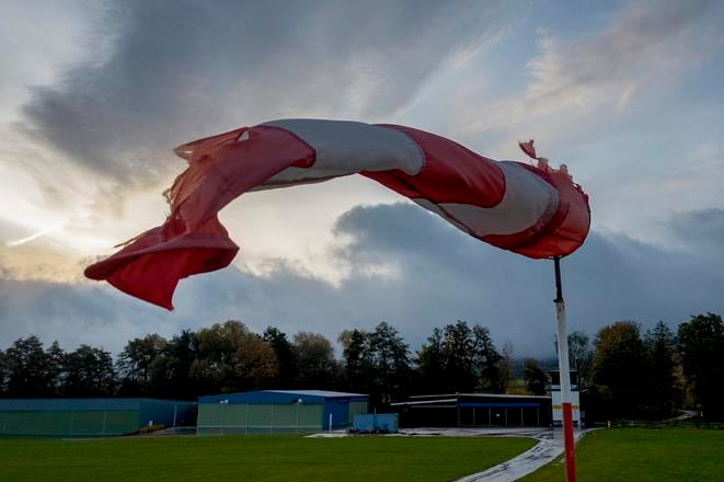 V niektorych okresoch plati varovanie pred vetrom na horach