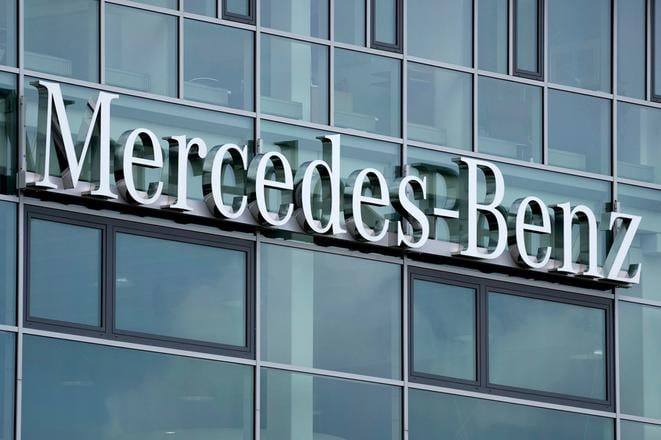 Zamestnanci skupiny Mercedes Benz protestuju proti setriacim opatreniam