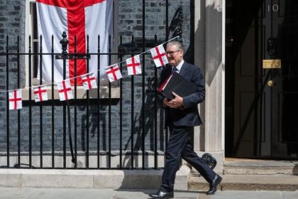 odchadzajuci britsky premier starmer nepriamo podporil satirickeho kandidata proti farageovi