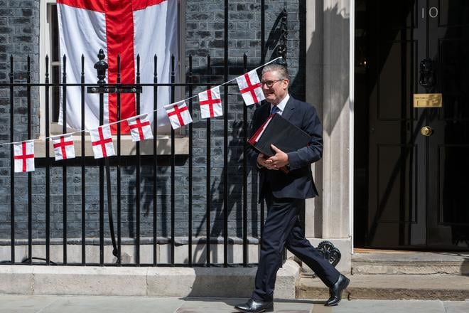 odchadzajuci britsky premier starmer nepriamo podporil satirickeho kandidata proti farageovi