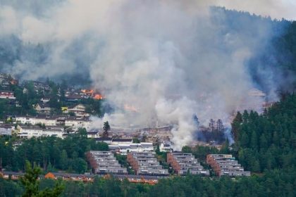 rozsiahly poziar na juhu norska znicil viac ako 100 domov a rozsiril sa aj do lesa