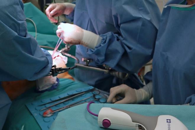 Britska narodna zdravotna sluzba planuje do roku 2035 zvysit vyuzivanie robotickej chirurgie na 90 percent