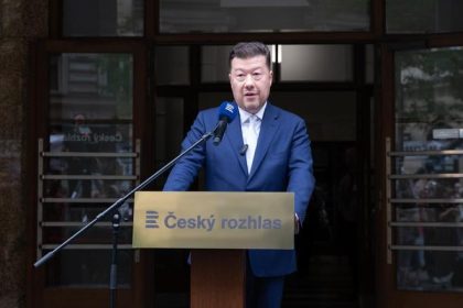 Cesti ustavni cinitelia si pred rozhlasom vypoculi piskot Najviac Okamura