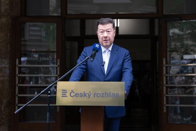 Cesti ustavni cinitelia si pred rozhlasom vypoculi piskot Najviac Okamura