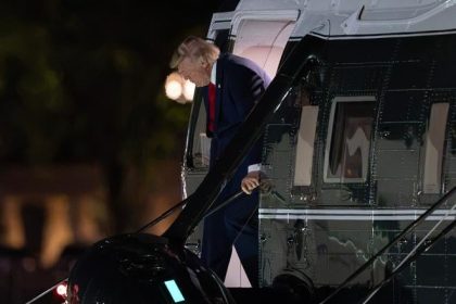 Desiatky pasazierov o nicom netusili Trumpov unik z Air Force One z nich urobil navnadu