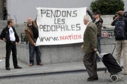 Kto skutone pomaha pedofilom