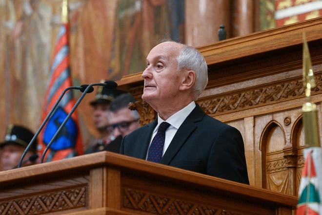Madarska statna televizia obnovila verejnopravne spravodajstvo prvu reportaz venovala prezidentovi