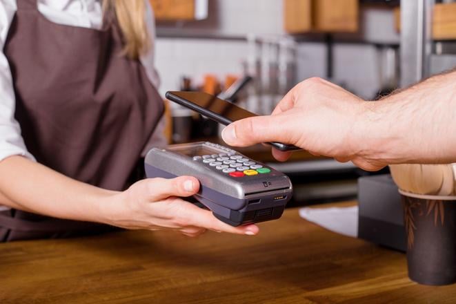 Mobilom uz plati viac ako polovica Slovakov zaujem o umelu inteligenciu pri nakupovani rastie