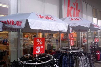 Nemci narazili na setriacich Slovakov Diskont prvykrat zaznamenal stratu