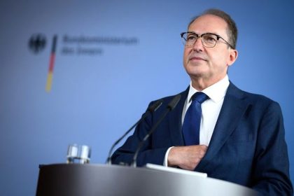 Nemecka prokuratura vysetruje podozriveho po naleze zbrani pri Berline