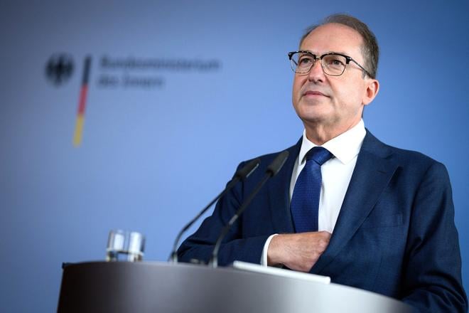 Nemecka prokuratura vysetruje podozriveho po naleze zbrani pri Berline