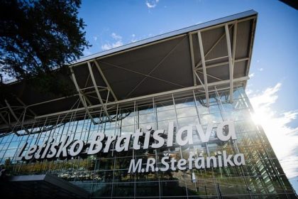 Policajti skontrolovali na letiskach vyse 79 tisic cestujucich