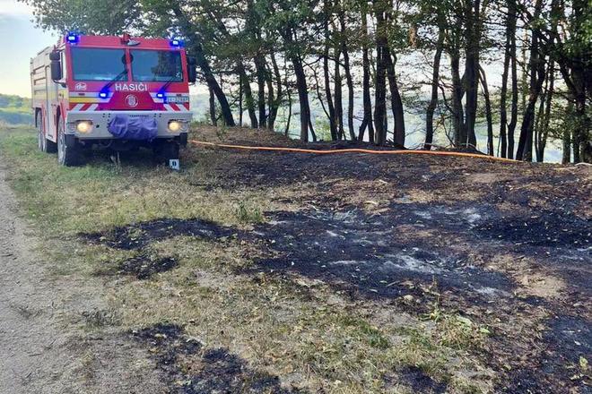 S rozsiahlm lesnm poiarom v Trstne bojuje niekoko desiatok hasiov