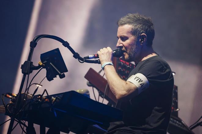 Singapur zadrzal clenov Massive Attack Na koncerte rozvinuli palestinsku vlajku