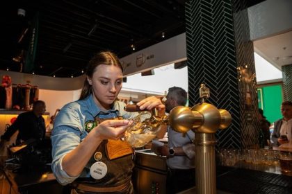 Slovaci v krcmach setria lacnejsie pivo radsej piju doma Pilsner Urquell prisiel o stvrtinu zisku