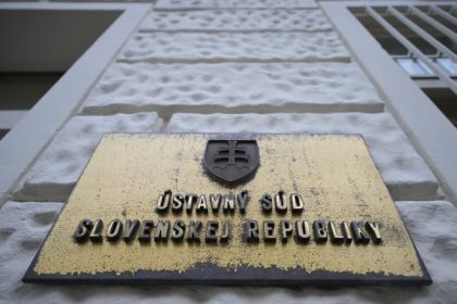 Ustavny sud sa obratil na Europsky sudny dvor s prejudicialnou otazkou tykajucou sa manzelstiev osob rovnakeho pohlavia