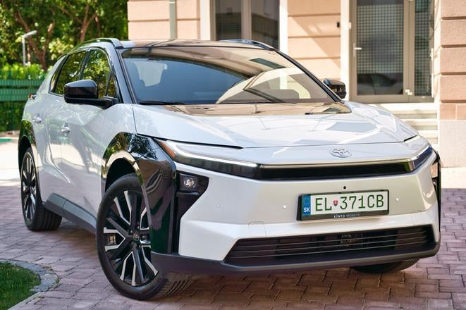 Vynovena Toyota bZ4X je pohodlna rychla a predovsetkym zabavna
